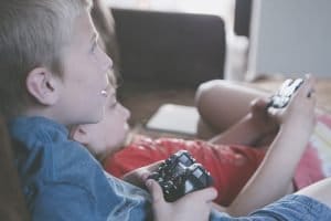 Niños jugando a la consola