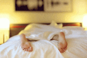 dos pies en la cama