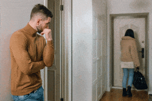 hombre de pie en su casa