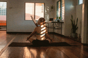 chica haciendo yoga