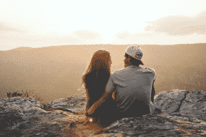 pareja de espaldas viendo la puesta de sol