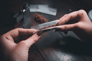 dos manos y un cigarrillo