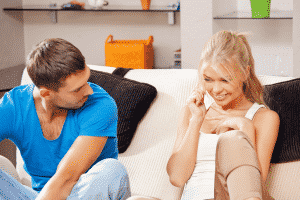 un chico y una chica sentados en el sofas