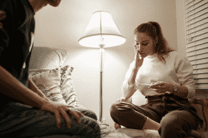 chica sentada al lado de una lampara