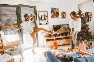 dos personas bailando en el salón