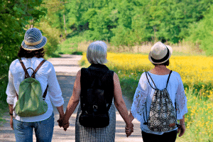 tres mujeres paseando por el campo