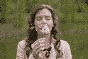 chica con una flor en la mano