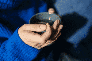 mano con una taza