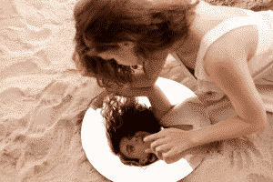 chica viendose en el reflejo de un espejo