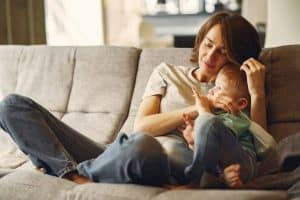 mujer y su hijo en el sofá