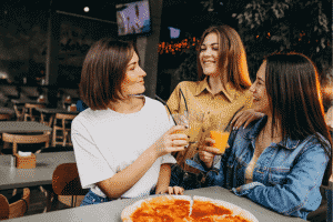 tres mujeres brindando