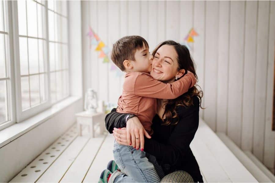 madre y su hijo abrazándose