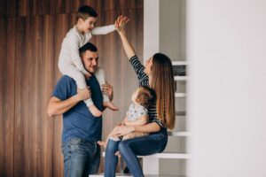 una familia de cuatro miembros jugando