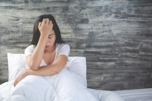 Mujer triste con la mano en la cara