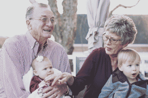 Dos abuelos con dos nietos