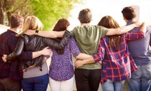 seis personas de espaldas abrazándose