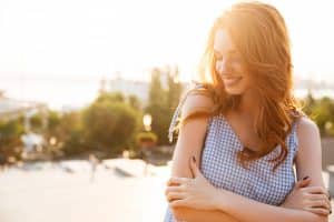 Chica joven sonriendo