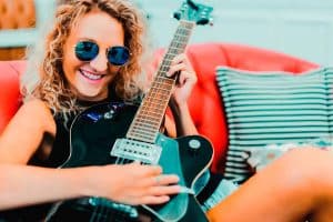 mujer tocando la guitarra