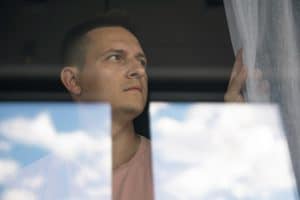 hombre en ventana
