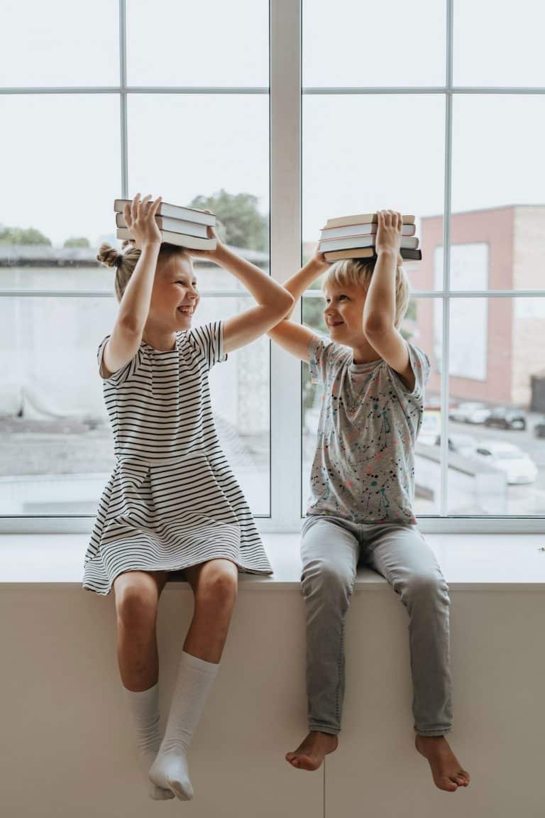 Niños jugando con libros