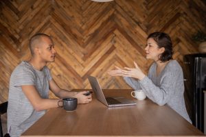 U hombre y una mujer hablando sentados