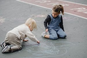 Niños jugando en el suelo
