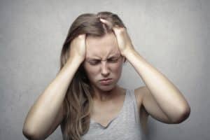 Mujer con dolor de cabeza