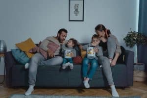 familia en el salón