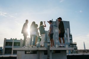 adolescentes en una azotea