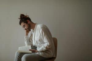 un hombre leyendo