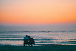 dos personas en una playa