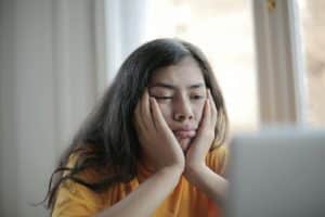 Una adolescente triste