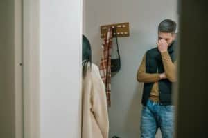 un hombre preocupado