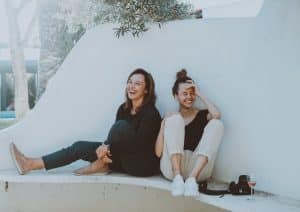 dos mujeres riéndose