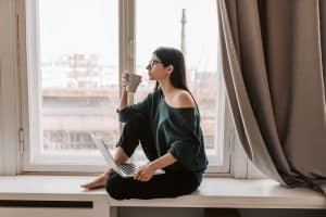 Mujer delante de una ventana